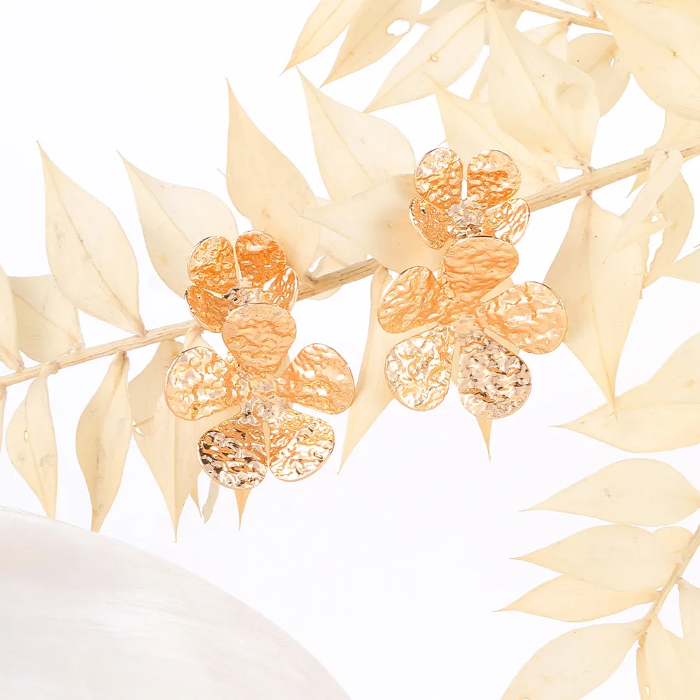 1 Pair Retro Classic Style Flower Plating Iron Ear Studs display picture 5