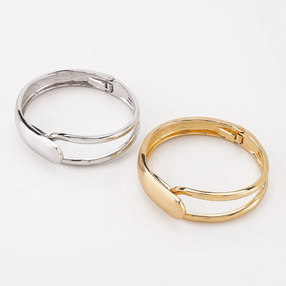 Vintage Style Classic Style Solid Color Alloy Women's Bangle display picture 1