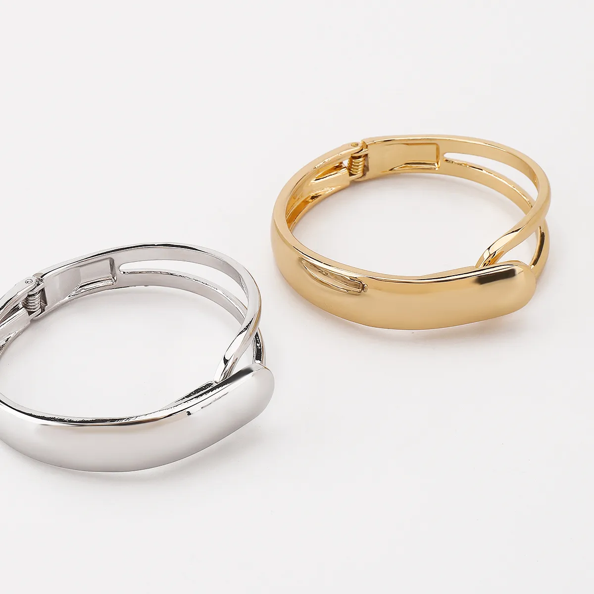 Vintage Style Classic Style Solid Color Alloy Women's Bangle display picture 4