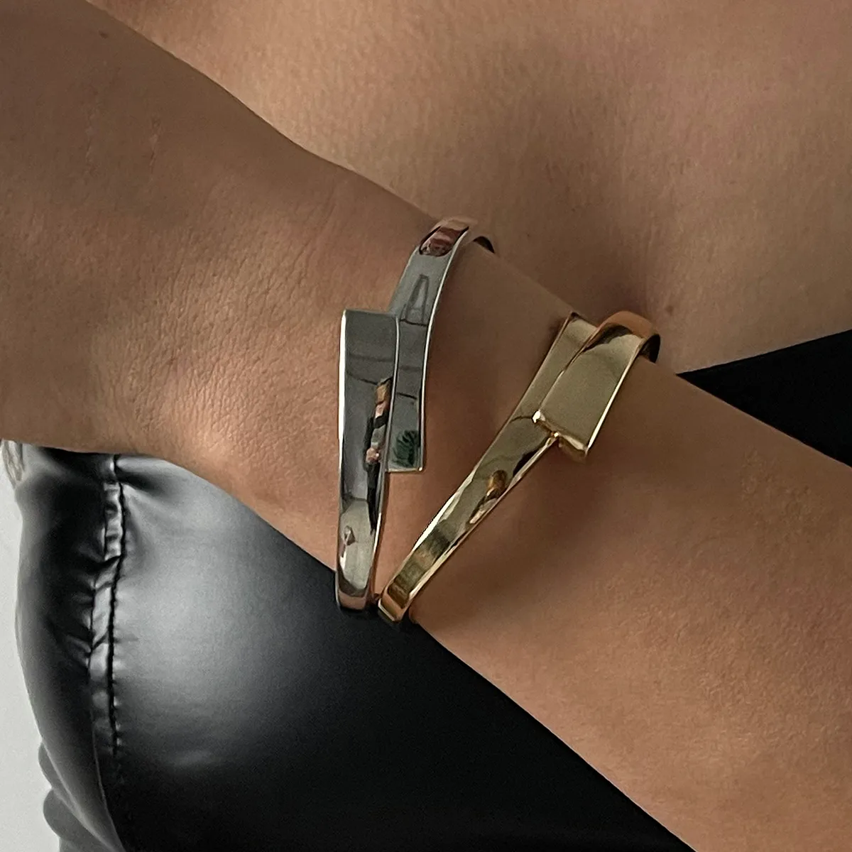 Vintage Style Classic Style Solid Color Alloy Women's Bangle display picture 7