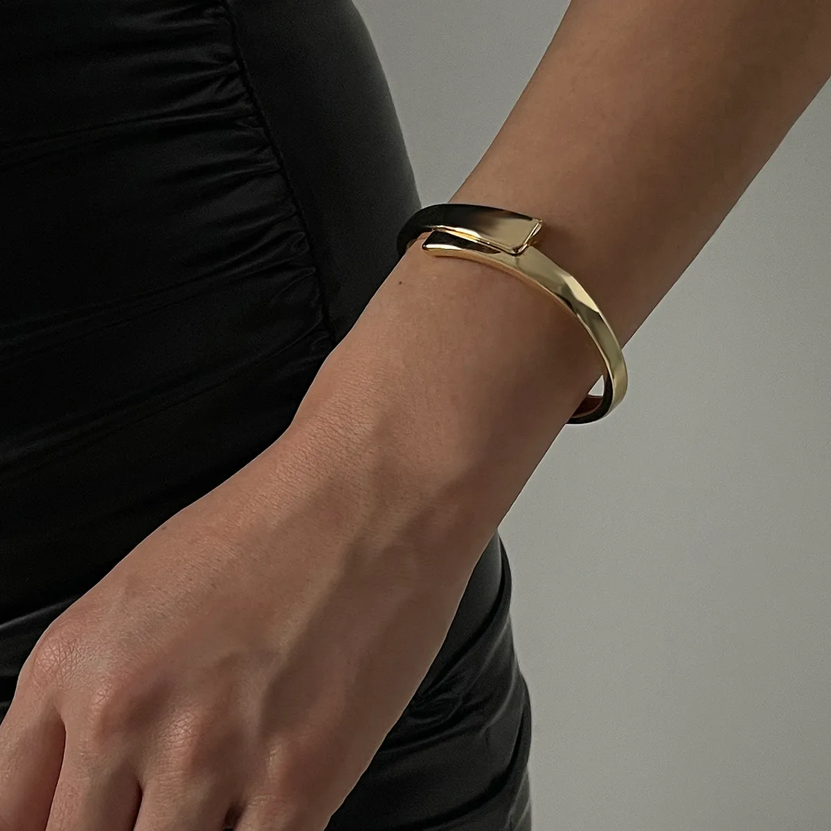 Vintage Style Classic Style Solid Color Alloy Women's Bangle display picture 11