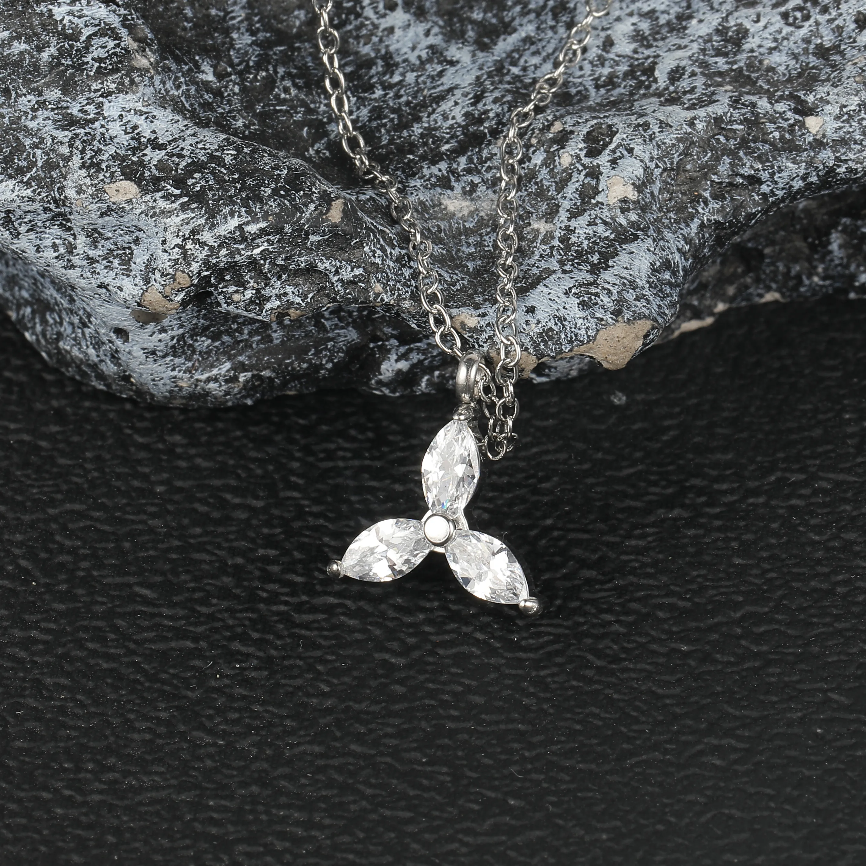 Simple Style Classic Style Geometric Letter Flower 304 Stainless Steel Women's Pendant Necklace display picture 26