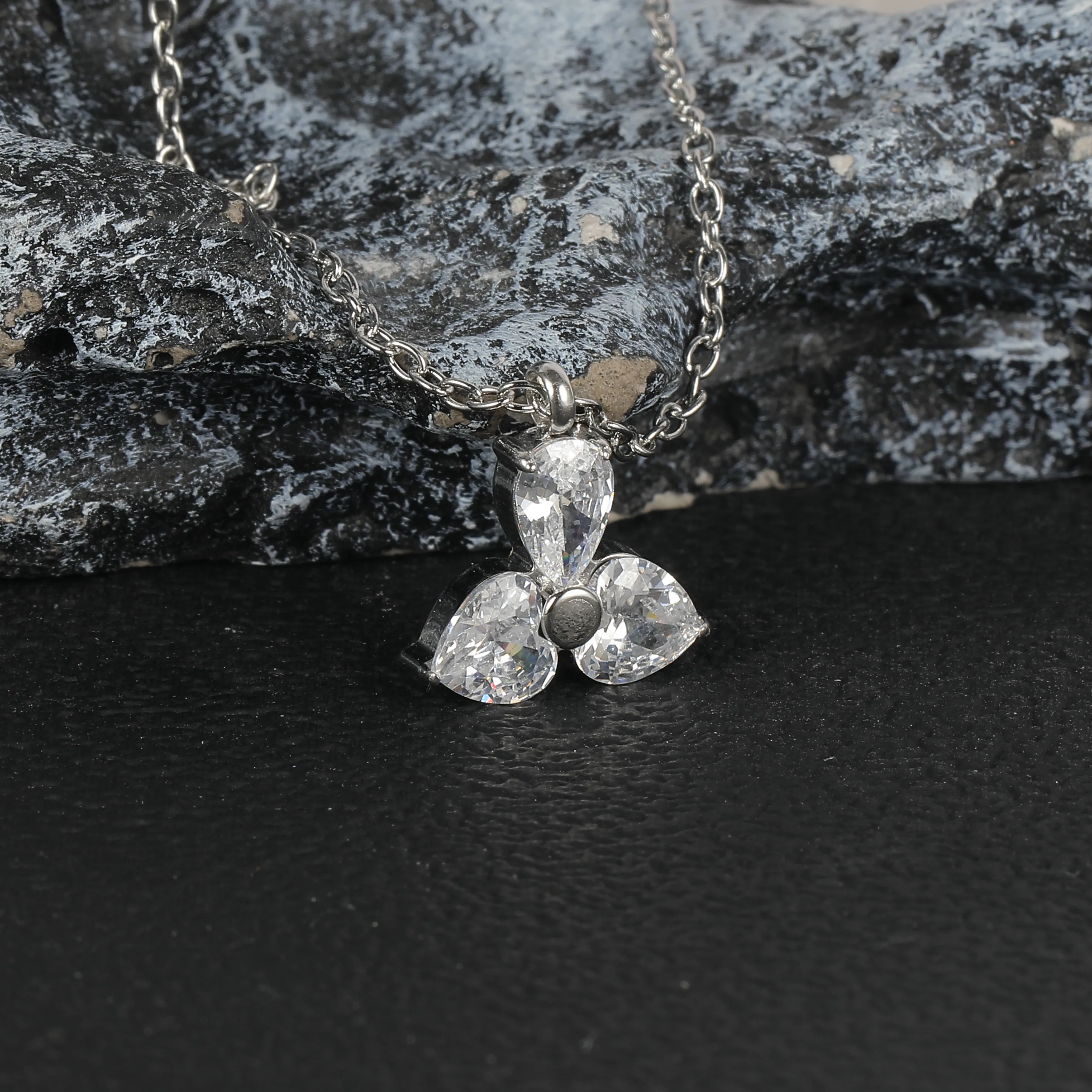 Simple Style Classic Style Geometric Letter Flower 304 Stainless Steel Women's Pendant Necklace display picture 30