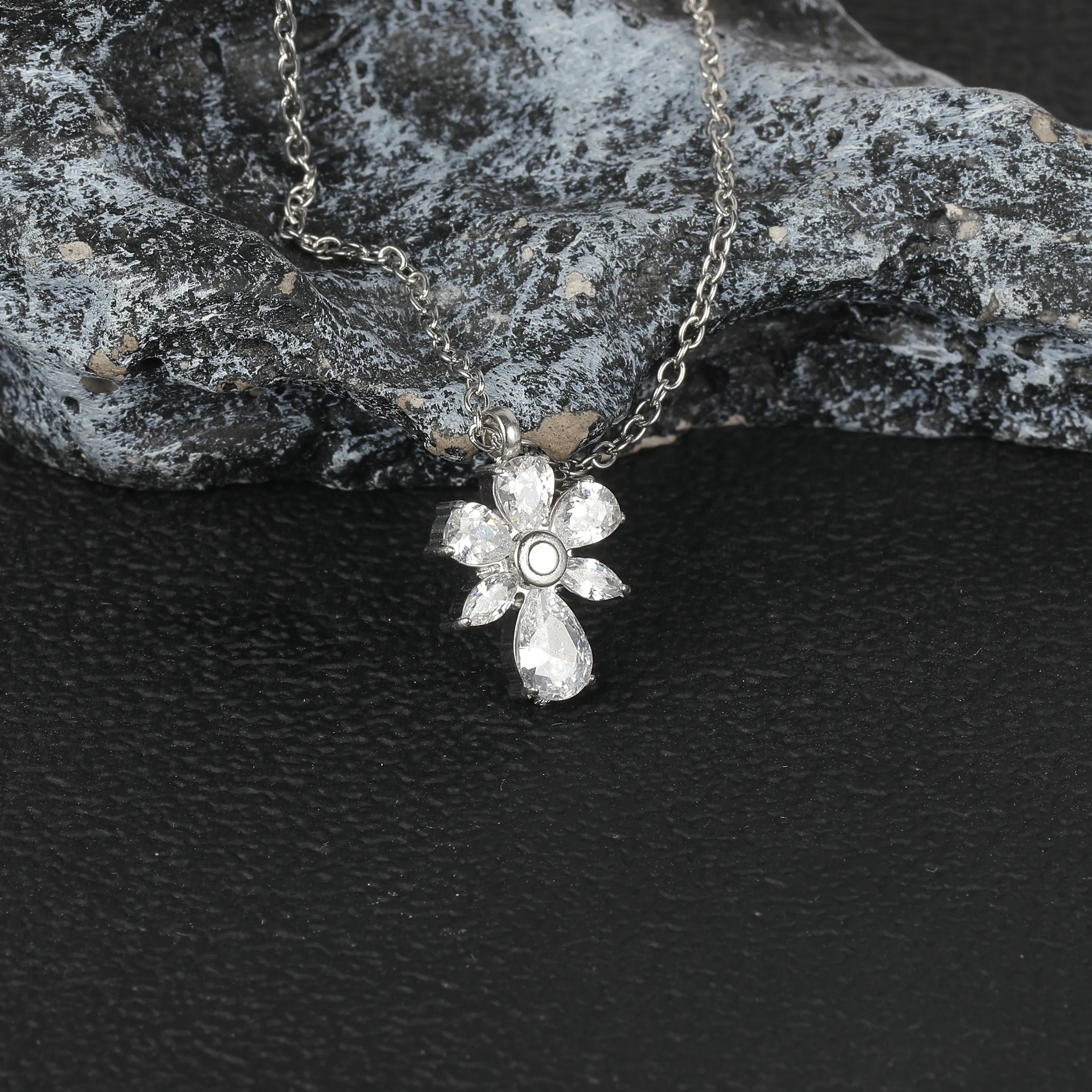 Simple Style Classic Style Geometric Letter Flower 304 Stainless Steel Women's Pendant Necklace display picture 33