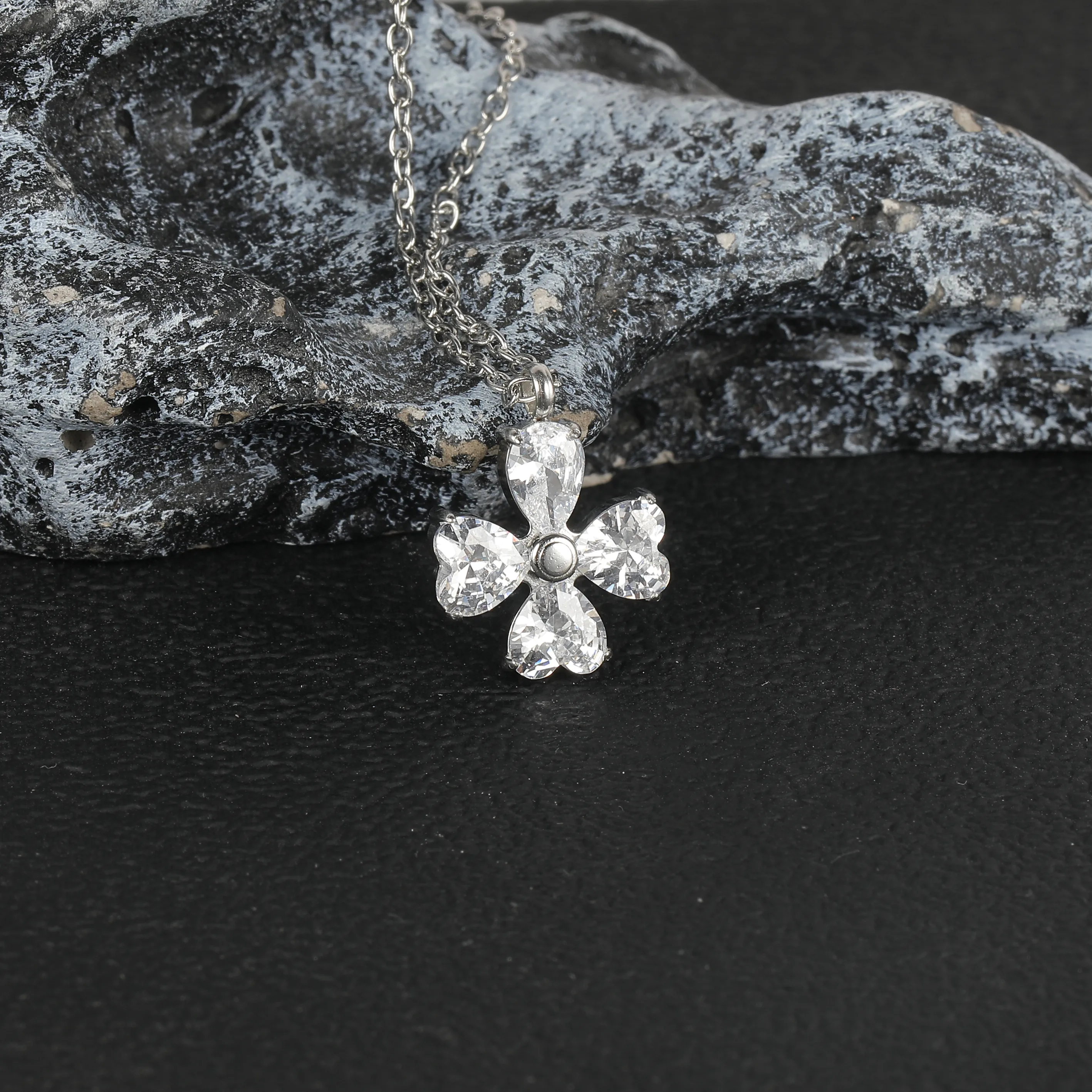 Simple Style Classic Style Geometric Letter Flower 304 Stainless Steel Women's Pendant Necklace display picture 40