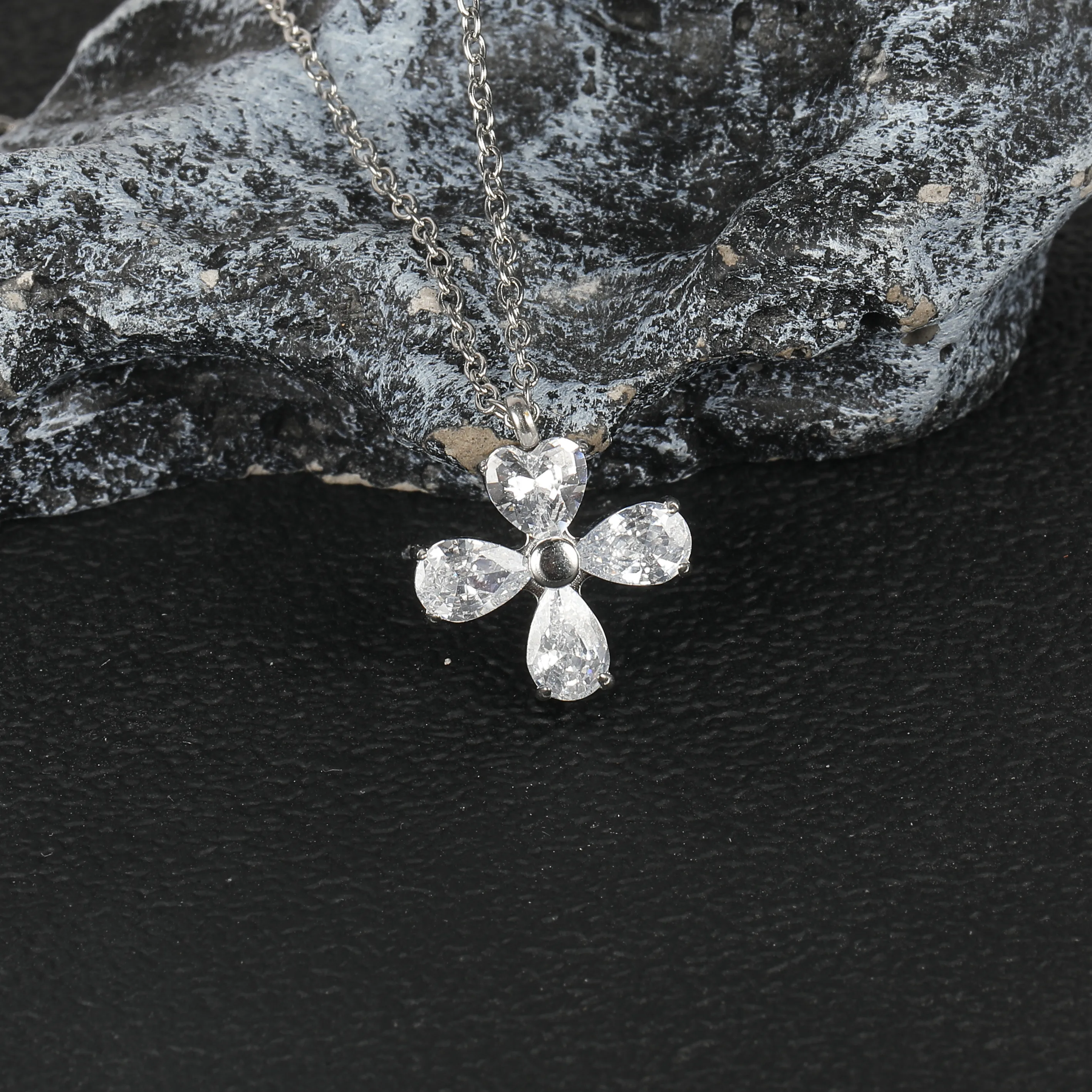 Simple Style Classic Style Geometric Letter Flower 304 Stainless Steel Women's Pendant Necklace display picture 64