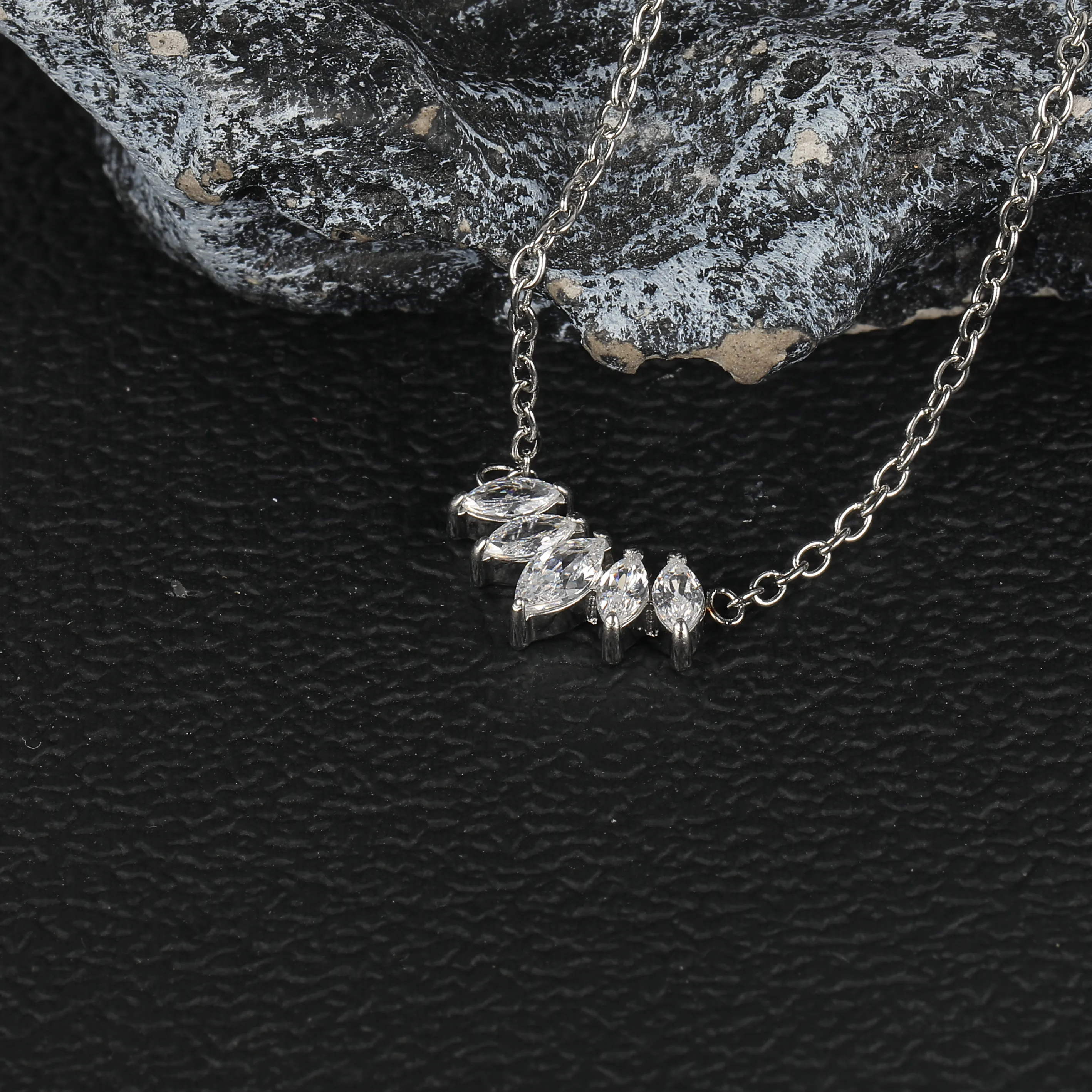 Simple Style Classic Style Geometric Letter Flower 304 Stainless Steel Women's Pendant Necklace display picture 65