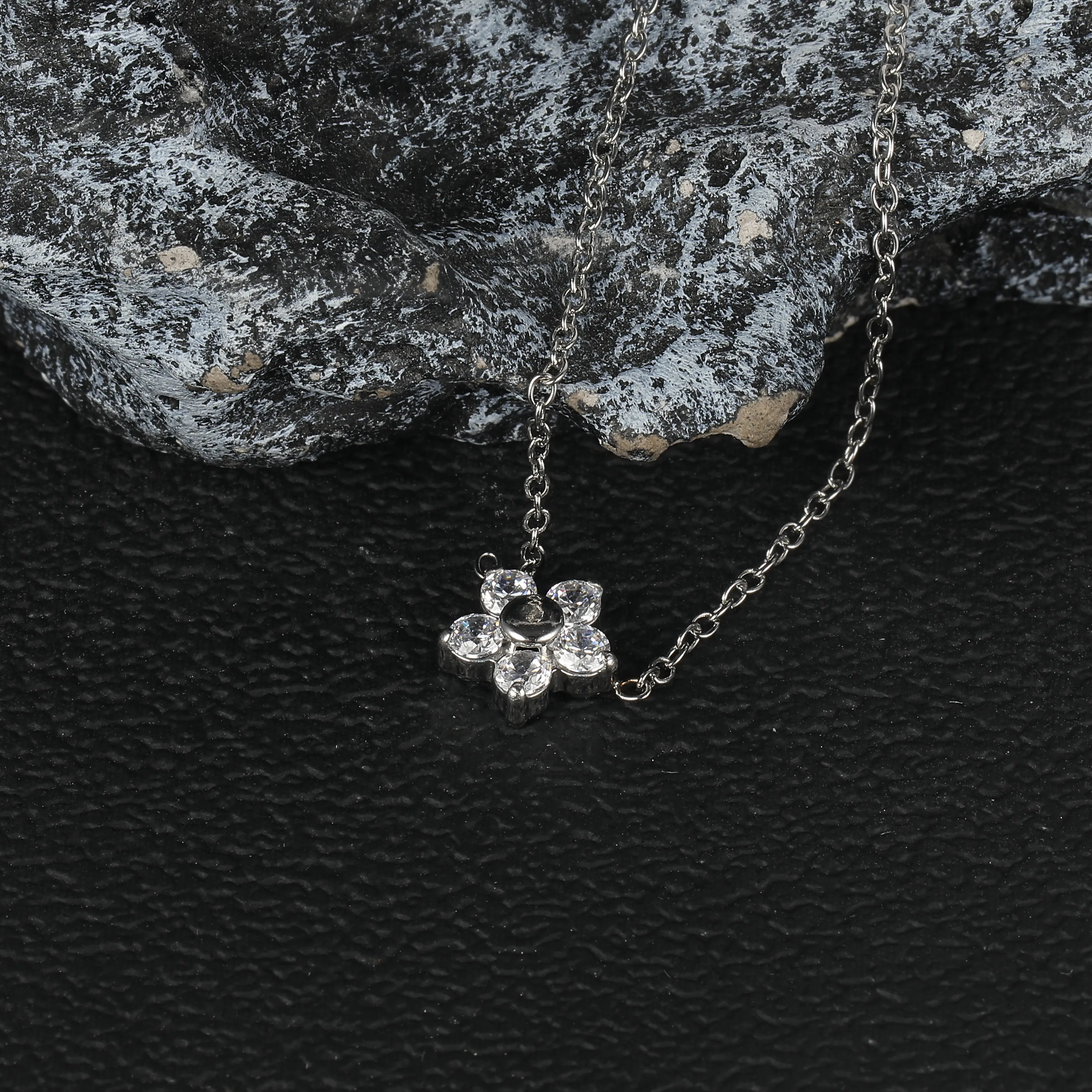 Simple Style Classic Style Geometric Letter Flower 304 Stainless Steel Women's Pendant Necklace display picture 77