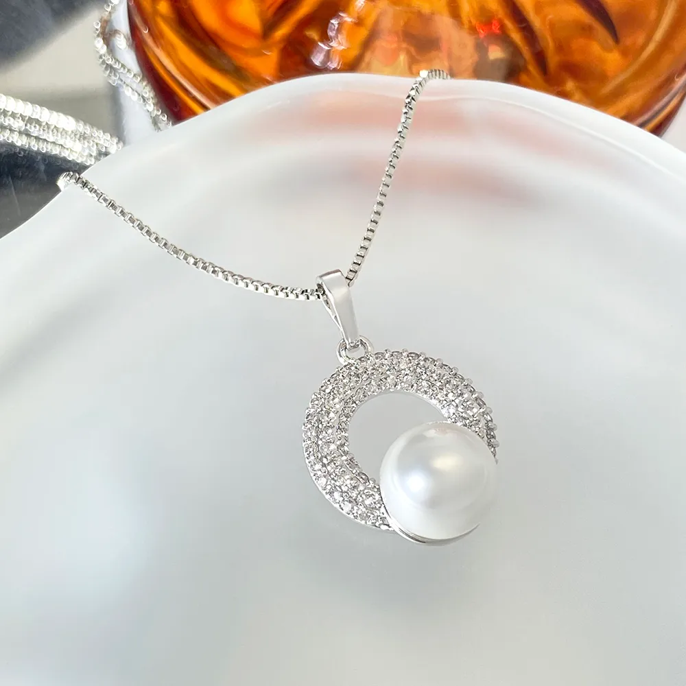 Elegant Round Copper Plating Inlay Pearl Zircon White Gold Plated Women's Pendant Necklace display picture 2