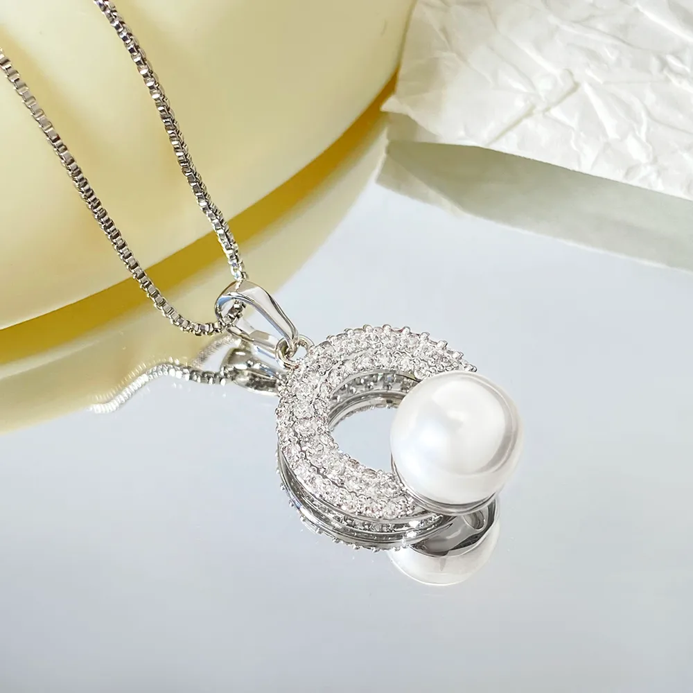 Elegant Round Copper Plating Inlay Pearl Zircon White Gold Plated Women's Pendant Necklace display picture 1
