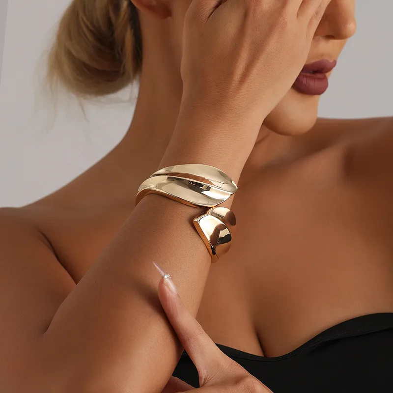Luxurious Simple Style Leaves Alloy Plating Women's Bangle display picture 2