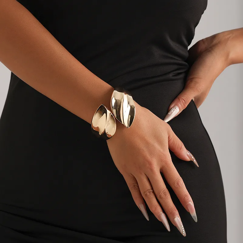 Luxurious Simple Style Leaves Alloy Plating Women's Bangle display picture 3