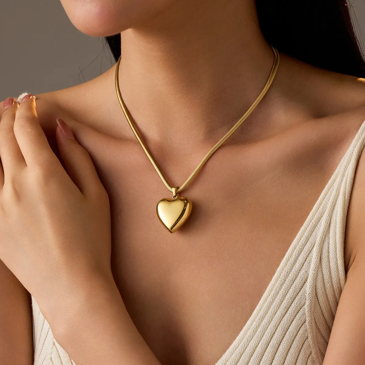 Classic Style Heart Shape 304 Stainless Steel Women's Pendant Necklace display picture 3