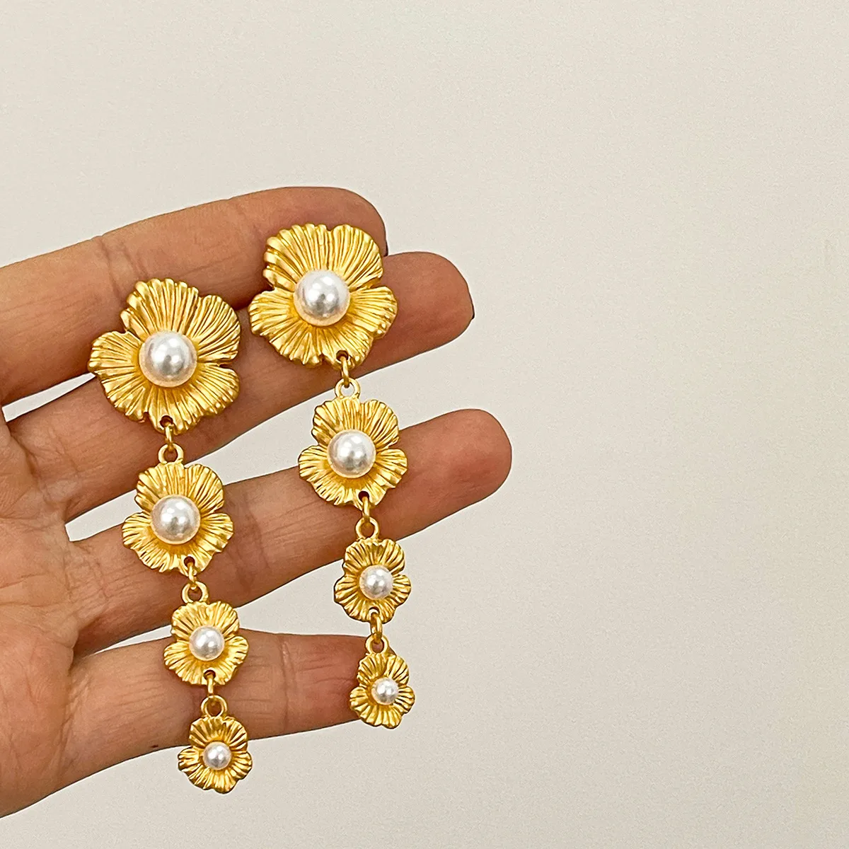 1 Pair Exaggerated Artistic Flower Plating Alloy Drop Earrings display picture 1