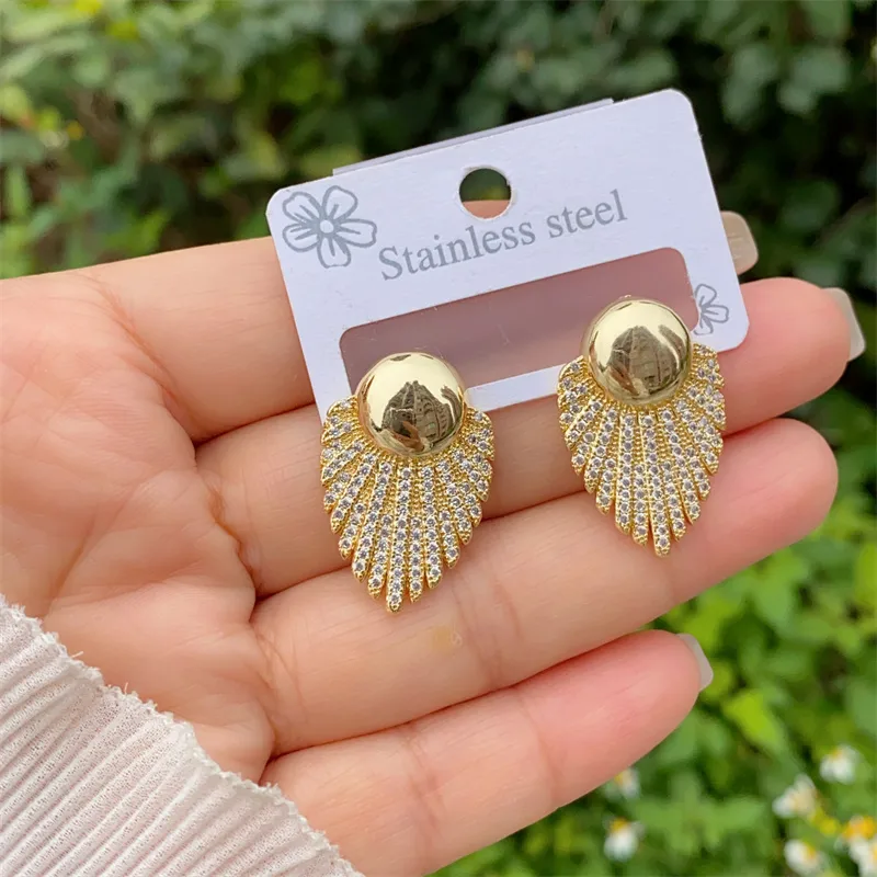 1 Pair Modern Style Geometric Heart Shape Inlay Copper Zircon 18K Gold Plated Ear Studs display picture 1