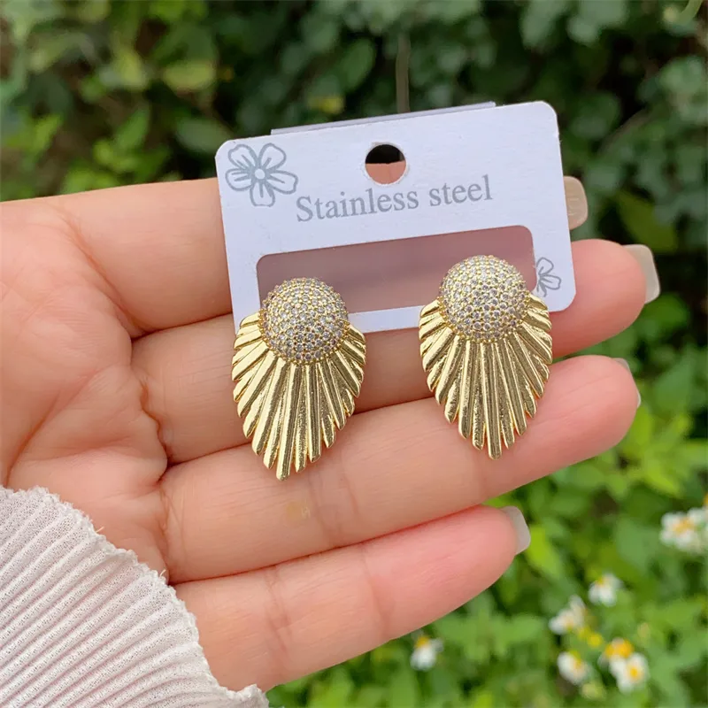 1 Pair Modern Style Geometric Heart Shape Inlay Copper Zircon 18K Gold Plated Ear Studs display picture 4
