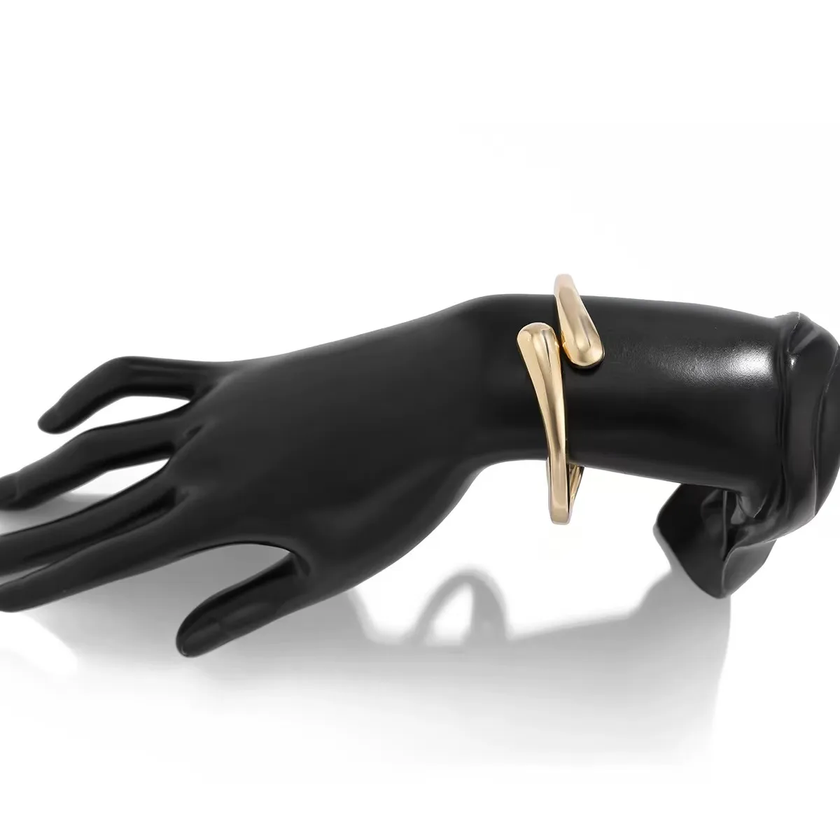 Casual Commute Solid Color Alloy Copper Women's Bangle display picture 2
