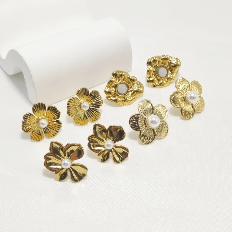 1 Pair Simple Style Commute Flower 304 Stainless Steel 18K Gold Plated Ear Studs display picture 1