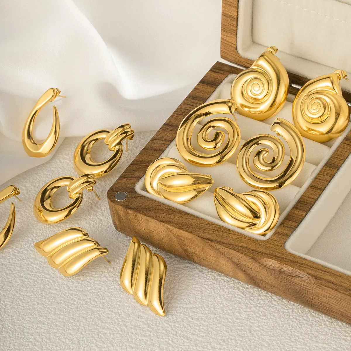1 Pair Streetwear Geometric Round Hollow Out 304 Stainless Steel Imitation Gold  Ear Studs display picture 2