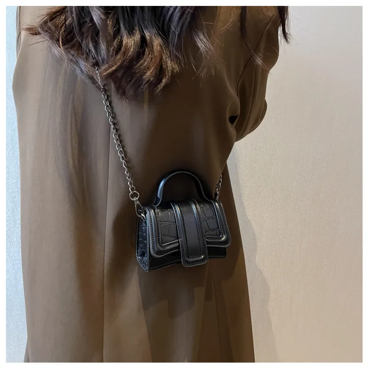 Women's PU Solid Color Classic Style Square Magnetic Buckle Handbag Crossbody Bag display picture 2