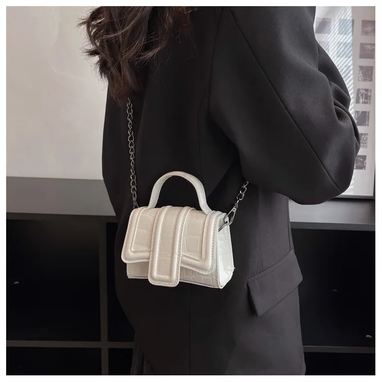 Women's PU Solid Color Classic Style Square Magnetic Buckle Handbag Crossbody Bag display picture 3