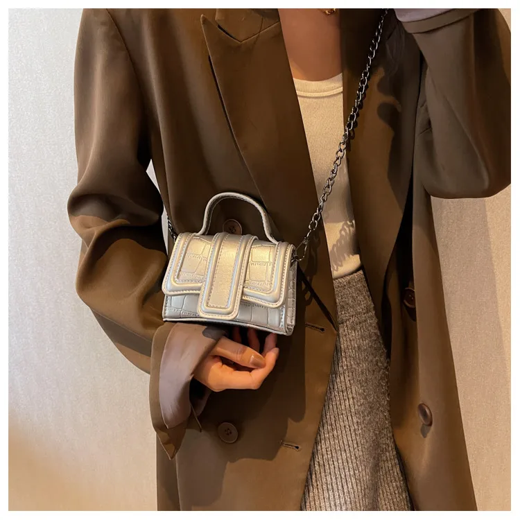 Women's PU Solid Color Classic Style Square Magnetic Buckle Handbag Crossbody Bag display picture 4