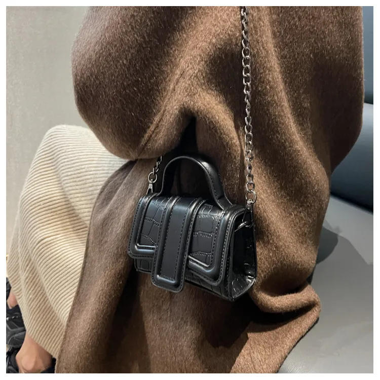 Women's PU Solid Color Classic Style Square Magnetic Buckle Handbag Crossbody Bag display picture 6
