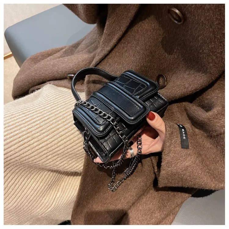 Women's PU Solid Color Classic Style Square Magnetic Buckle Handbag Crossbody Bag display picture 8