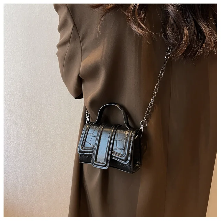Women's PU Solid Color Classic Style Square Magnetic Buckle Handbag Crossbody Bag display picture 9