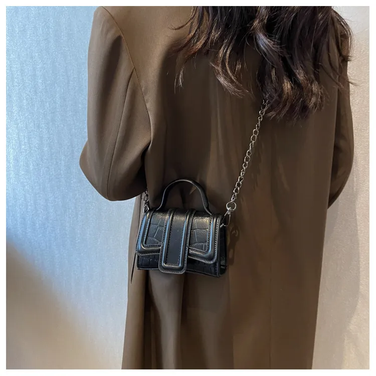 Women's PU Solid Color Classic Style Square Magnetic Buckle Handbag Crossbody Bag display picture 10