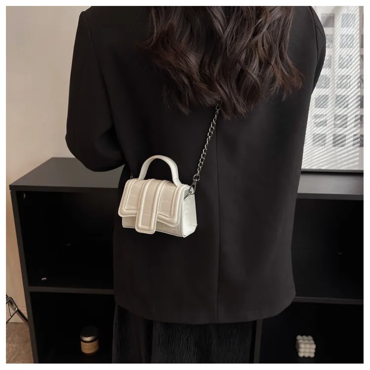 Women's PU Solid Color Classic Style Square Magnetic Buckle Handbag Crossbody Bag display picture 13