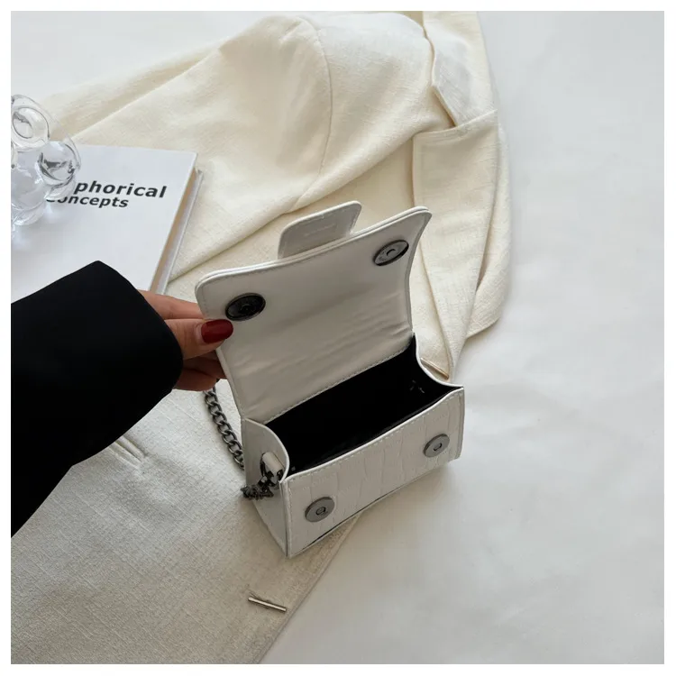 Women's PU Solid Color Classic Style Square Magnetic Buckle Handbag Crossbody Bag display picture 15