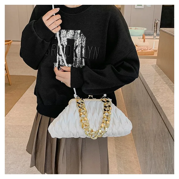 Women's Pu Leather Solid Color Elegant Pillow Shape Clasp Frame Shoulder Bag display picture 11