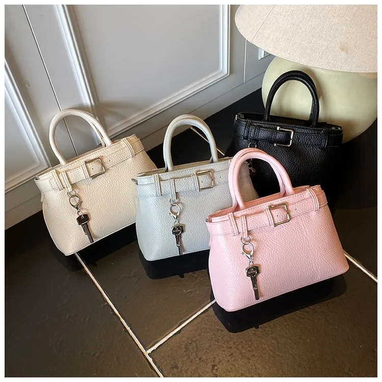 Women's Pu Leather Solid Color Classic Style Square Zipper Shoulder Bag display picture 1
