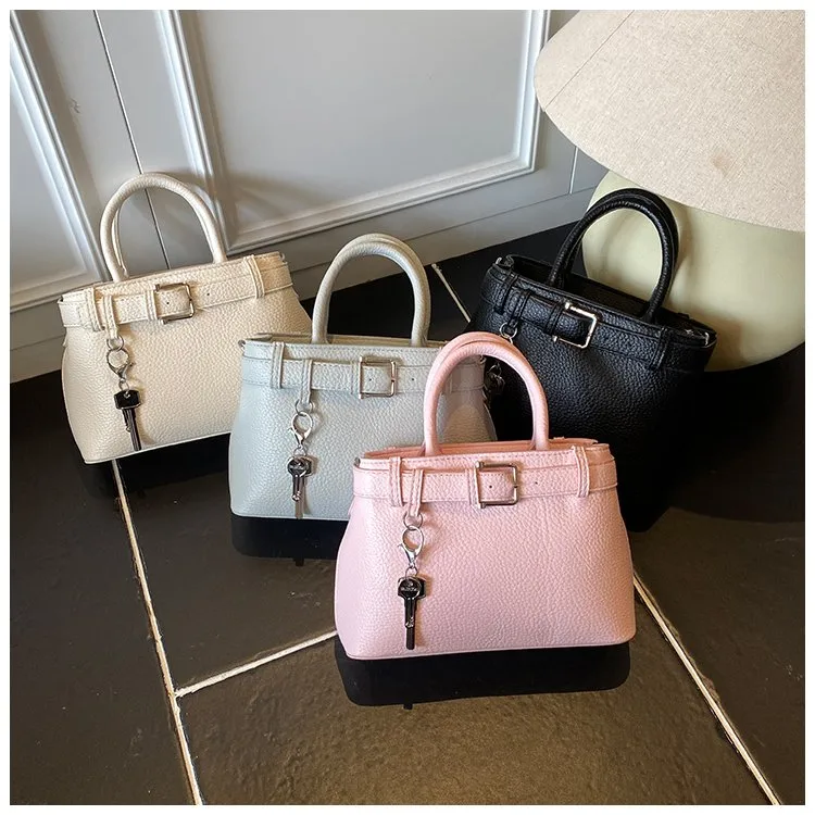 Women's Pu Leather Solid Color Classic Style Square Zipper Shoulder Bag display picture 4