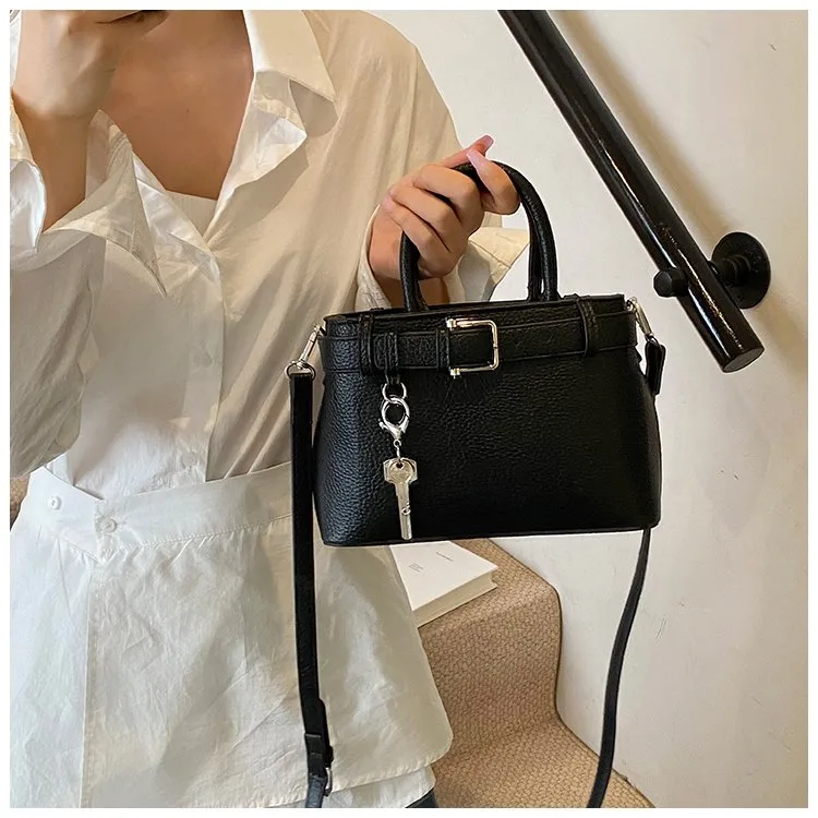 Women's Pu Leather Solid Color Classic Style Square Zipper Shoulder Bag display picture 20