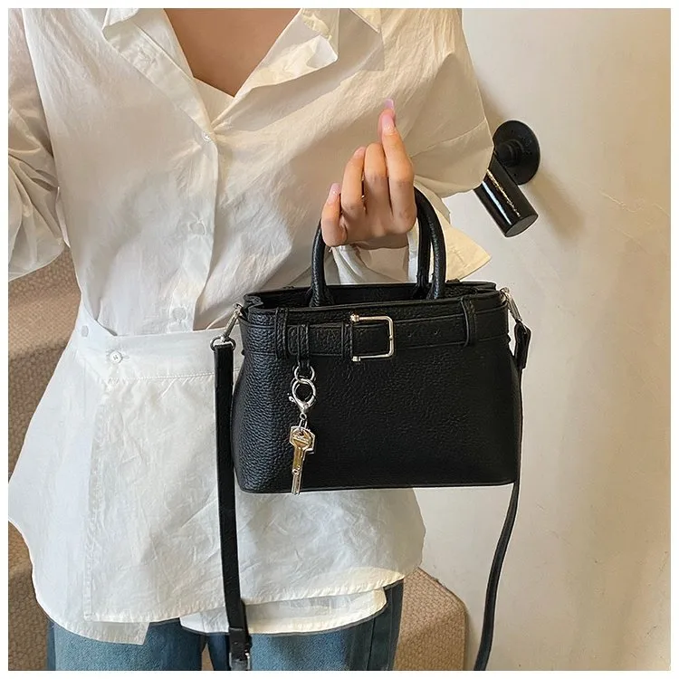 Women's Pu Leather Solid Color Classic Style Square Zipper Shoulder Bag display picture 14