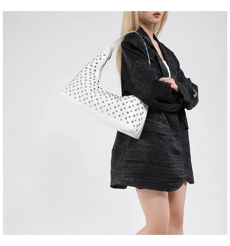 Women's Pu Leather Round Dots Streetwear Pillow Shape Zipper Tote Bag display picture 10