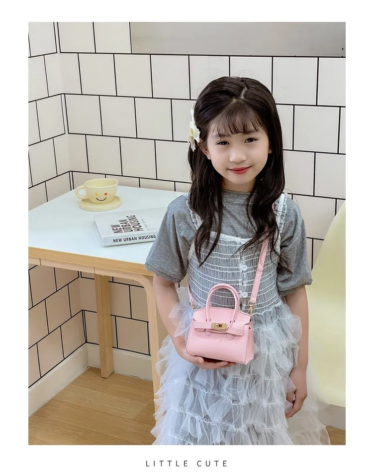 Girl'S Pu Leather Solid Color Classic Style Streetwear Square Lock Clasp Shoulder Bag display picture 1