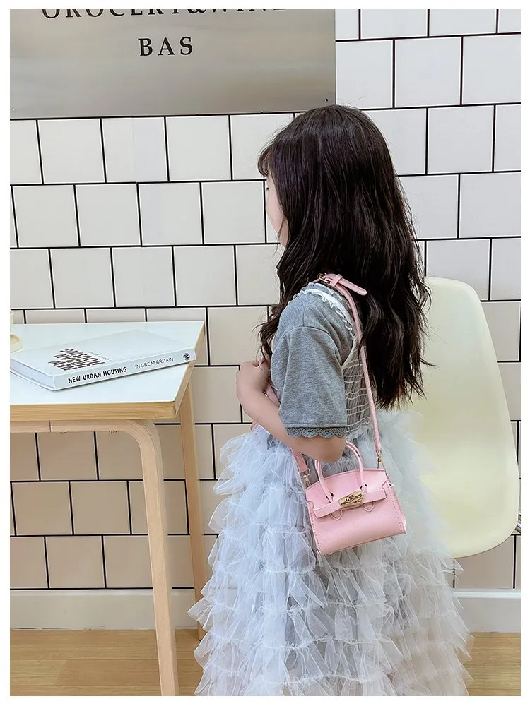 Girl'S Pu Leather Solid Color Classic Style Streetwear Square Lock Clasp Shoulder Bag display picture 7