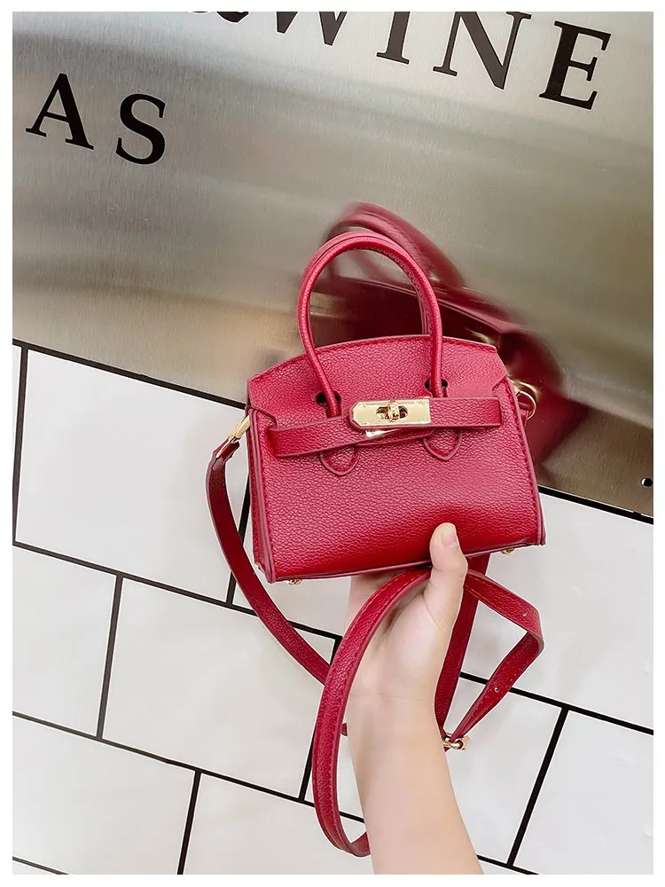 Girl'S Pu Leather Solid Color Classic Style Streetwear Square Lock Clasp Shoulder Bag display picture 11