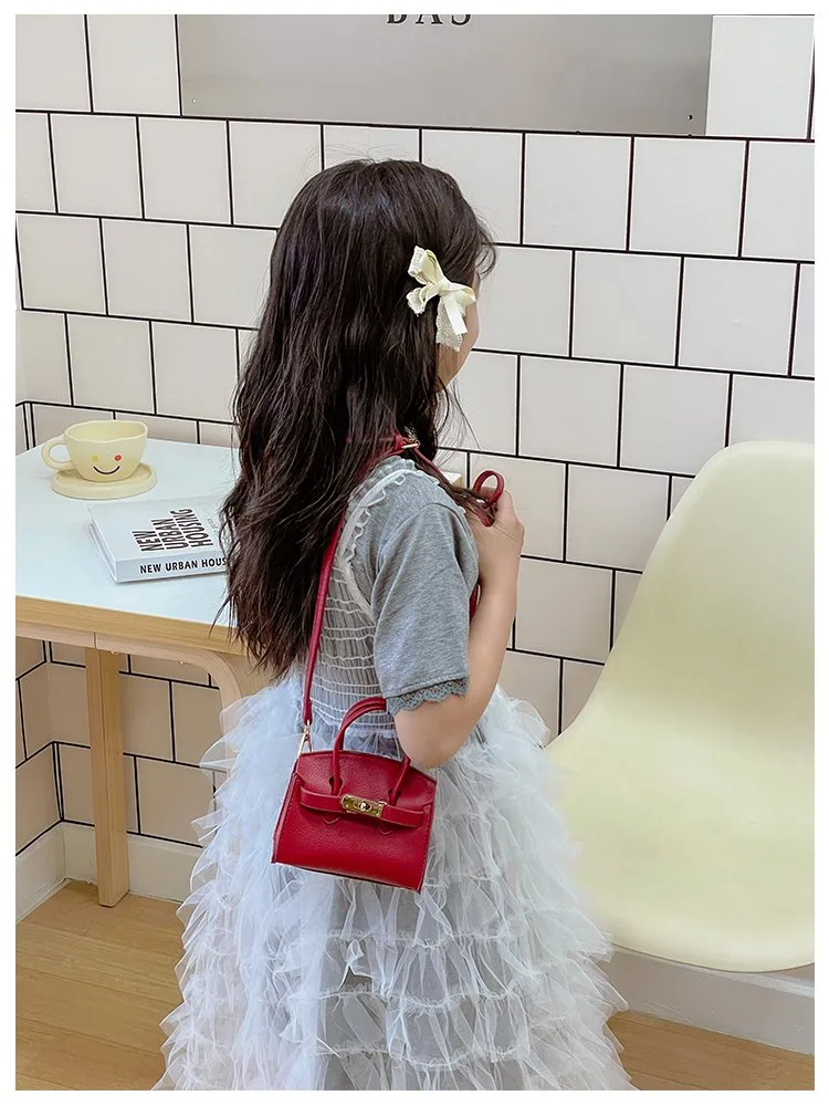 Girl'S Pu Leather Solid Color Classic Style Streetwear Square Lock Clasp Shoulder Bag display picture 10