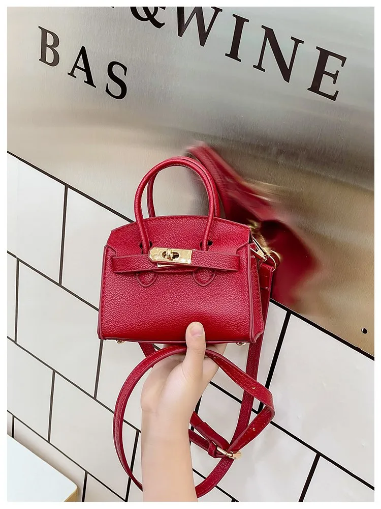 Girl'S Pu Leather Solid Color Classic Style Streetwear Square Lock Clasp Shoulder Bag display picture 14