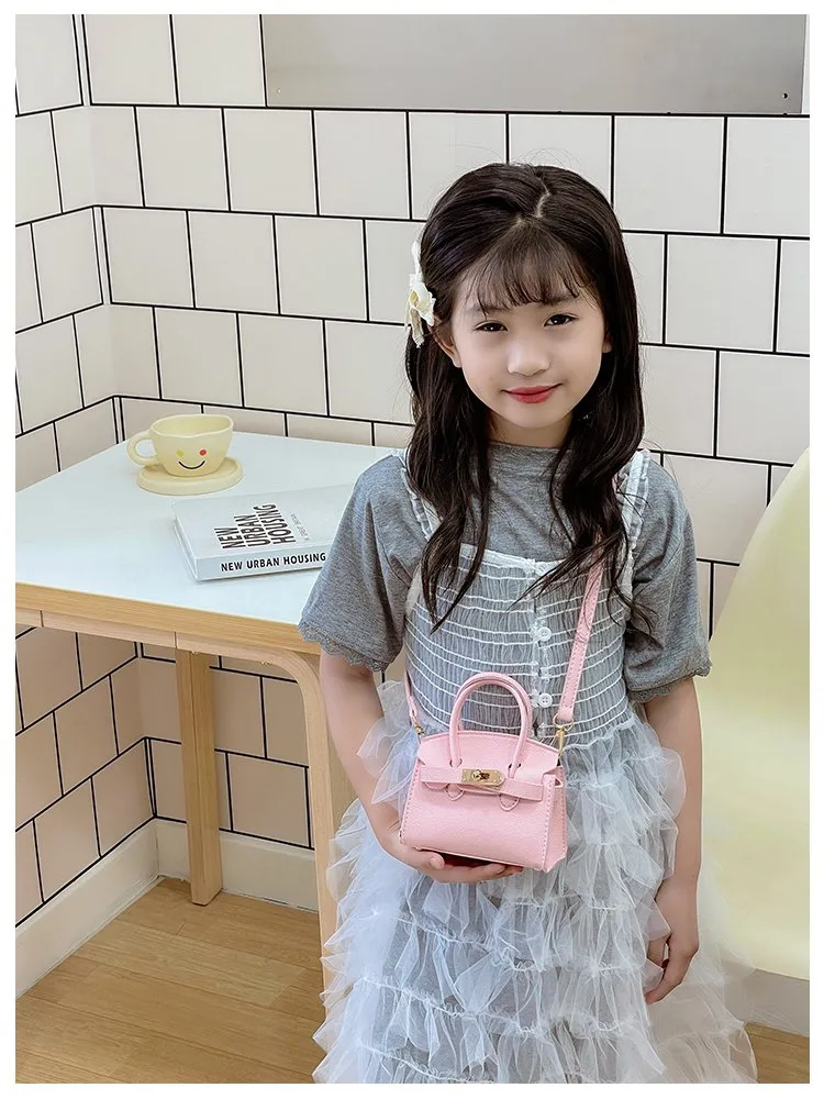 Girl'S Pu Leather Solid Color Classic Style Streetwear Square Lock Clasp Shoulder Bag display picture 19