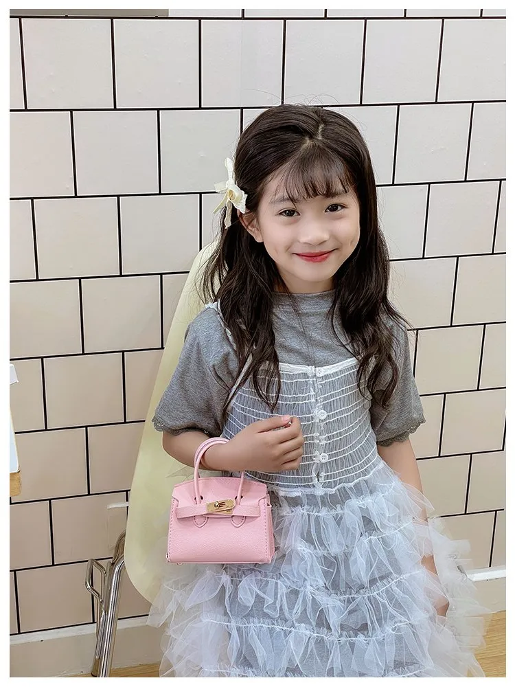 Girl'S Pu Leather Solid Color Classic Style Streetwear Square Lock Clasp Shoulder Bag display picture 17