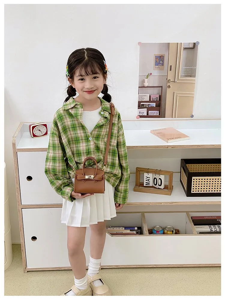Girl'S Pu Leather Solid Color Classic Style Streetwear Square Lock Clasp Shoulder Bag display picture 16