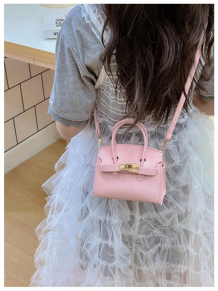 Girl'S Pu Leather Solid Color Classic Style Streetwear Square Lock Clasp Shoulder Bag display picture 20