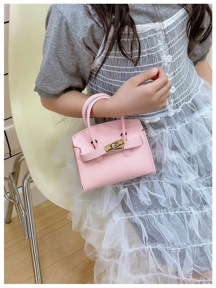 Girl'S Pu Leather Solid Color Classic Style Streetwear Square Lock Clasp Shoulder Bag display picture 13