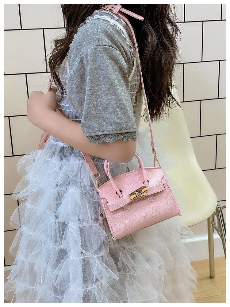 Girl'S Pu Leather Solid Color Classic Style Streetwear Square Lock Clasp Shoulder Bag display picture 26