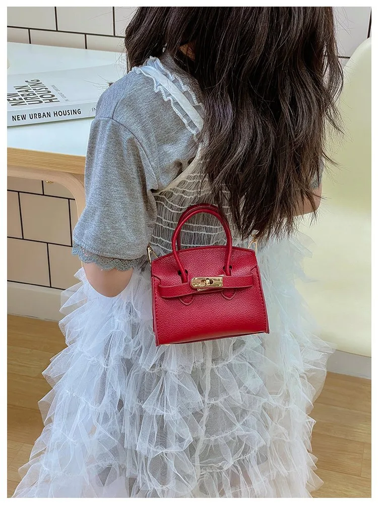 Girl'S Pu Leather Solid Color Classic Style Streetwear Square Lock Clasp Shoulder Bag display picture 28